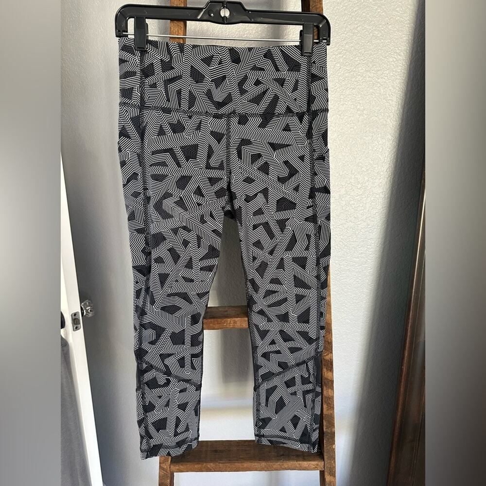 Lululemon Geometric Leggings, size 6 - Picture 5 of 9